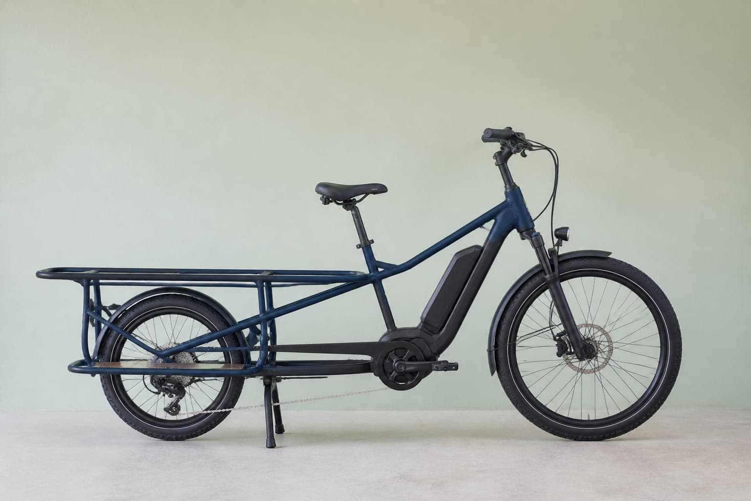 Lastenrad in Nachtblau mit verlängertem Heck, zwei Trittbrettern und Mittelmotor, von der Seite